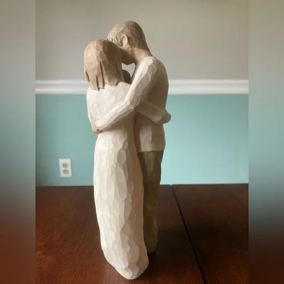 Family Figurine in Cream and TanWilliw Tree “Our Gift” Figurine - Picture 4 of 6